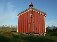 Stabburet er det eldste huset på gårdstunet. Det er antakelig fra 1700-tallet.