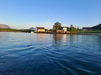 Tunet sett fra sjøsiden i nord. Fjøset er fra 1840-årene.