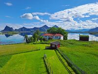 Tunet sett fra låvebrua. Foran hovedbygninga ser vi eldhuset.