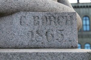 Løvebakken skulptur 003 signatur.JPG