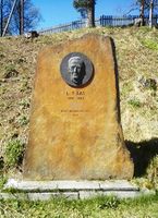 Minnesmerke over L. T. Aas ved gangvegen som går mellom kirka og Hunnselva. Foto: Trond Nygård