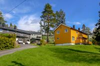 Vertikaldelte svenskehus i Nedre Prinsdals vei. Foto: Leif-Harald Ruud (2021)