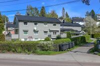 Vertikaldelte svenskehus tilhørende Lerdal borettslag i Nedre Prinsdals vei. Foto: Leif-Harald Ruud (2021)