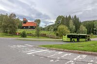 Siggerud kirke med Vevelstadveien i forgrunnen. Foto: Leif-Harald Ruud