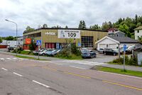 Langs sørsiden av Vevelstadveien er det oppført flere næringsbygg. Foto: Leif-Harald Ruud