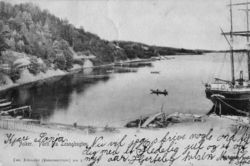 Gammelt postkort av Leangbukta sett nordøstover med Slemmestadveien til venstre. Foto: Ukjent