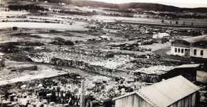 Lager av ved og biler 1945.JPG