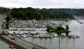 Lakseberget båtforening ligger helt innerst i bukta, inntil E18. Foto: Karl Braanaas/AB-leksikon (2002).