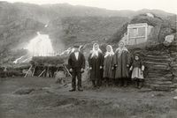 Sjøsamefamilie ved Adamsfjordfossen, 1909. Foto: Hanna Marie Resvoll-Hansen/NB