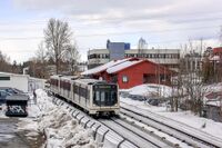 Et sørgående T-banetog mellom Karlsrud og Lambertseter. Foto: Leif-Harald Ruud (2013).