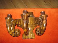 Lampett frå Moland kyrkje (Fyresdal). Kunstnar: Bendik Veum. (Foto: Olav Momrak-Haugan, 2011)