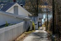 Landøyveien 51 med Holmenbukta i bakgrunnen. Foto: Leif-Harald Ruud (2021)