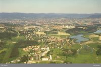 Flyfoto over Langerud med Østensjøvannet og Bogerudmyra til høyre. I dag går E6 til venstre i bildet. Foto: Widerøes Flyveselskap/Oslo byarkiv (1967).
