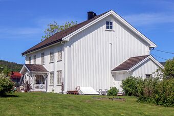 Lardal prestegård 01 230530.jpg