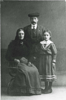 Lars Larsson, Ingeborg Andersdtr og dotter Ingeborg Larsdtr omlag 1914.