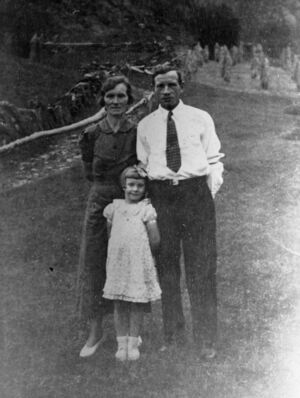 Lars Mevatne og kona Marie med dattera Gerd. Tysnes i Sunnhordland.jpg