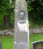 Gravminne for gårdbruker ved Nordre Ås, Lars N. Aas (1864–1923). Gravminnet har portrett og er merket «Takk for dit virke. Reist av venner i Eidsvoll». Foto: Stig Rune Pedersen