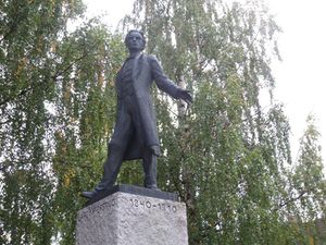 Lars Skrefsrud statue Lillehammer 2013.jpg