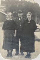 Lærarane Signe Larsgard og Johanne Lilleslett. Kan hende var mannen i midten også lærar i Hol. Ukjent fotograf.