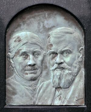 Larvik, Gurine og Alfred Andersen relieff.jpg