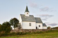 Hem kirke, sørsiden. Foto: Roy Olsen (2023).