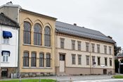 Festiviteten i Larvik, ombygd og ny fløybygning 1873, ark. Due. Foto: Roy Olsen (2011)