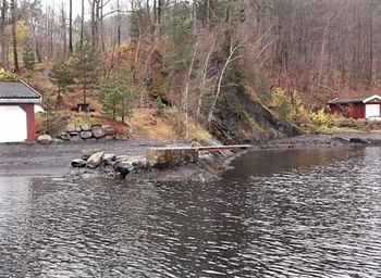 Bilde 4: Lasteplassen nedenfor isstablene på Graffodden. Her kunne mindre skuter legg til helt inn mot fjellet. Isen kunne da enkelt føres om bor via isrenner, eller løftes med bom fra lasteplassen ved stranda (Foto: Ragnar Vadseth 2020)