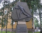 Minnesmerke over Lauritz Bergendahl ved Sørkedalen skole, 1977. Foto: Stig Rune Pedersen