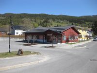 Lauvstad i sentrum, Øvre Lauvstad til venstre og Nedre Lauvstad til høgre. Foto: Olav Momrak-Haugan 2020