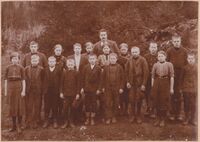 Leangen skole. Lærer Anders Todal og elever fotografert i 1913. Foto: Ukjent / Åsen Museum og Historielag.