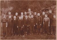 Leangen skole. Lærer Anders Todal og elever fotografert i 1913. Foto: Ukjent / Åsen Museum og Historielag.