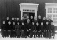 Leangen skole. Lærer Johan Arnt Aarnseth og elever foran den eldste skolebygningen. Foto: Ukjent / Åsen Museum og Historielag.