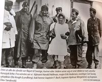 Lederne foran Karasjok kirke etter at alle sårede var fløyet til Sverige.