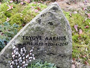 Lege Trygve Aakhus gravminne.JPG