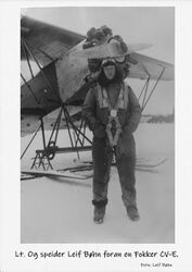 Leif Bøhn foran Fokker CV-E.