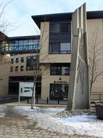 Motiv fra Leif Tronstads plass, med hele minnesmerket synlig. Foto: Stig Rune Pedersen