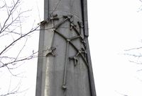 Detalj fra Tronstad-minnesmerket, med framstilling av en kjedereaksjon. Foto: Stig Rune Pedersen