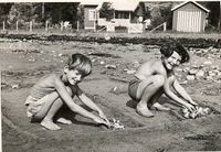 Leik i sanden ved Beitstadfjorden. Dette kan aldri en svømmehall erstatte!