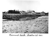 Tog ved Leirsund stasjon: Nyoppført stasjonsbygning til høyre, Sundstua midt i bildet. Det var trebru over Engerbekken til 1863. Plankegjerde.