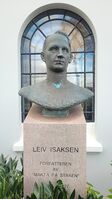 Leiv Isaksen byste (1997) utenfor Rogaland Teater.
