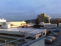 Tak og tårn på Lena. Den videregående skolen og siloen. Foto: Trond Nygård (2013)