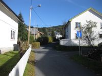 Lensmannsgata i Folkestadbyen, midtre del. (Foto: Olav Momrak-Haugan, 2011)