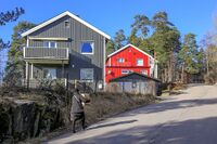 Horisontaldelte svenskehus med innkjøring fra Lerdalsfaret, men adresse til Nedre Prinsdals vei. Foto: Leif-Harald Ruud (2021)