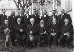 Lesargruppe i Fyresdal. Olav Momrak i bakre rekke nr. 2 frå høgre.