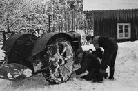 29. Levorstad. Traktor på gården skal ha kjetting på jernhjula.png