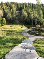 I denne lia lå det to hoppbakker. Nå kan en gå i gode steintrapper til toppen. Grensen mellom Oslo og Lillestrøm kommuner går i bunnen av dalen.