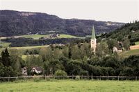 Lierdalen med Sjåstad kirke. Foto: Leif-Harald Ruud (2007).