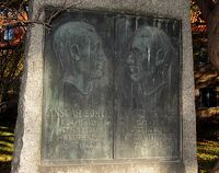 Minnesmerke ved Lille Tøyen hageby i Oslo over Ansgar Sørlie og en annen lokal fallen, Kaare Rødde. Foto: Stig Rune Pedersen (2012)