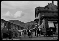Passasjerene på perrongen under det 10-15 minutters oppholdet.