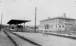 Lillestrøm stasjon med overbygget for trappenedgangen fra perrongen som ble benyttet i 1940. Foto 1930 fra byggeperioden, bygget sto ferdig i 1934.